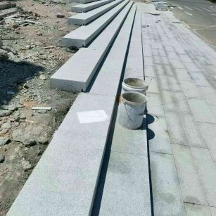 包头 芝麻白整石台阶，施工现场