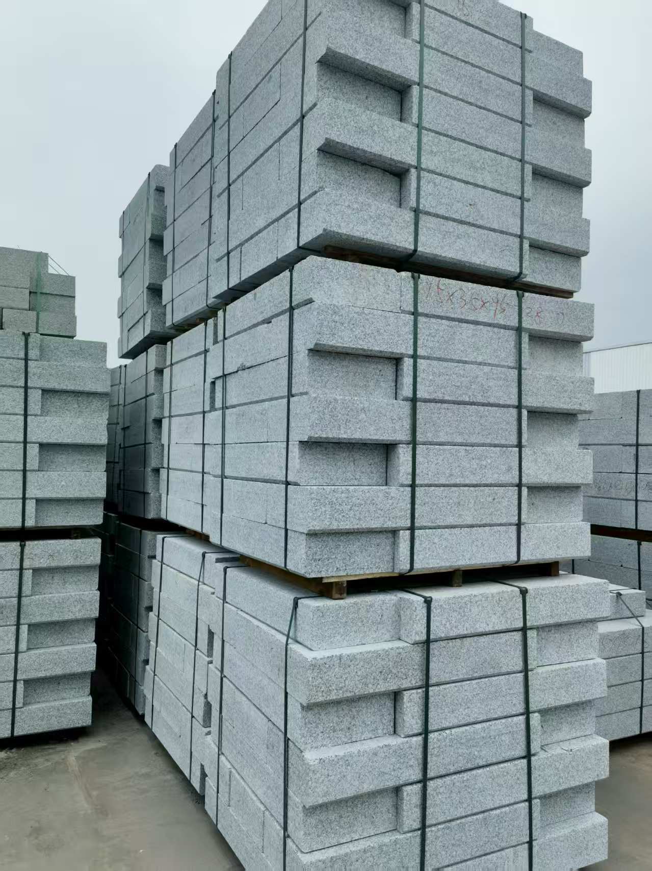 包头 路沿石，板板正正的路沿石