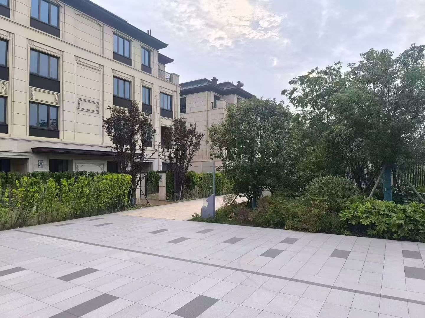 包头 芝麻白与芝麻白搭配铺装，尺寸1200*600