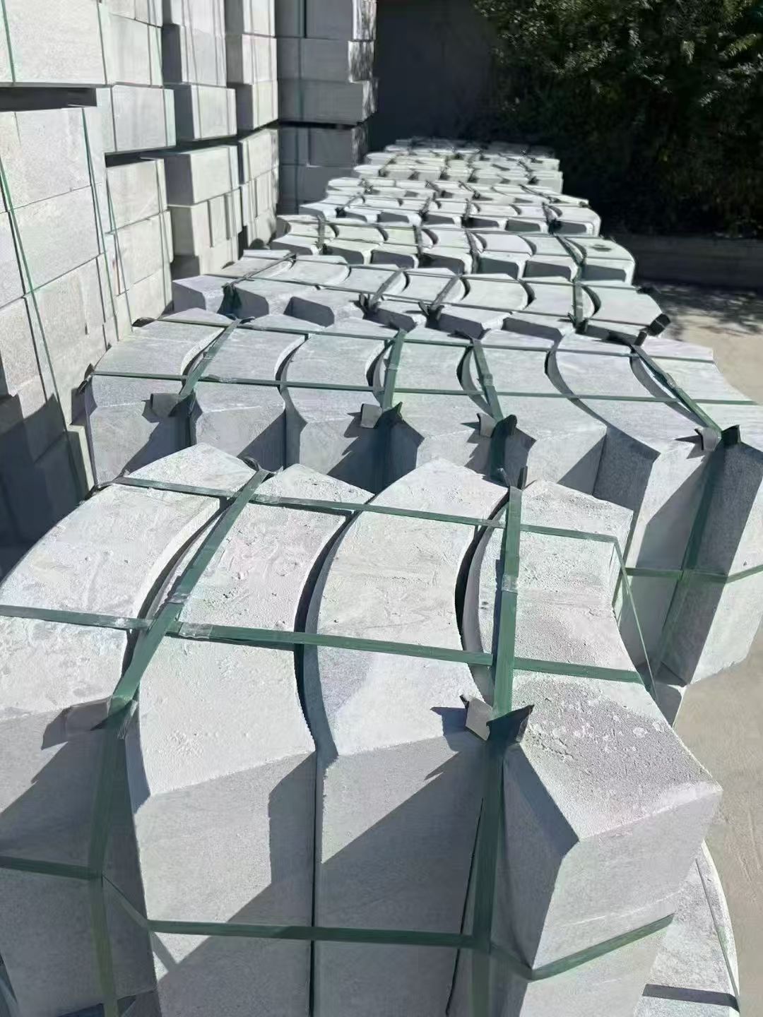 包头 芝麻灰弧形路沿石