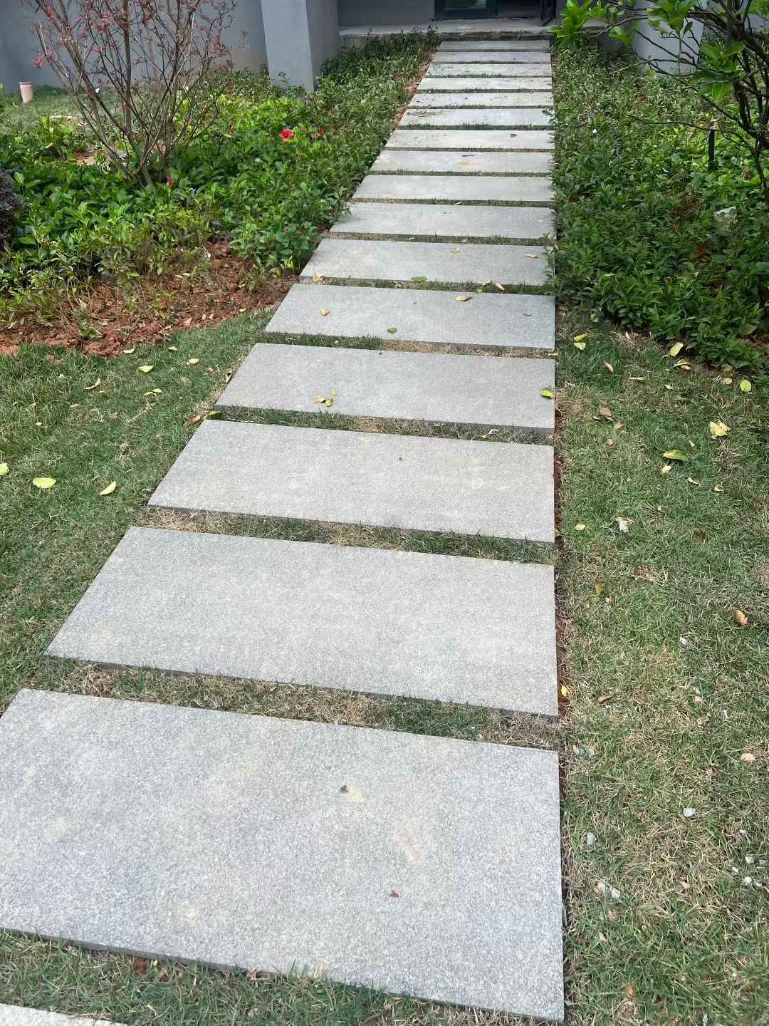 包头 芝麻黑小区踏步、汀步石铺装效果